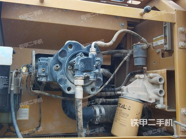 液压泵舱室正面整体（整机外观）