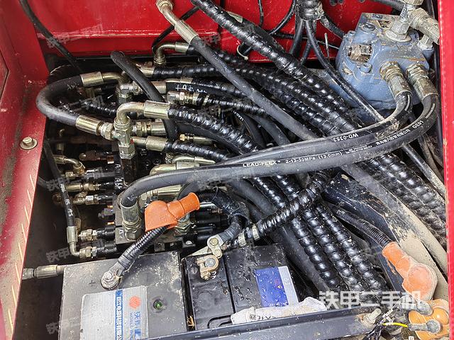 回转马达和主控阀（整机外观）