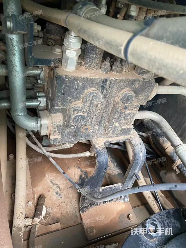 回转马达和主控阀（整机外观）