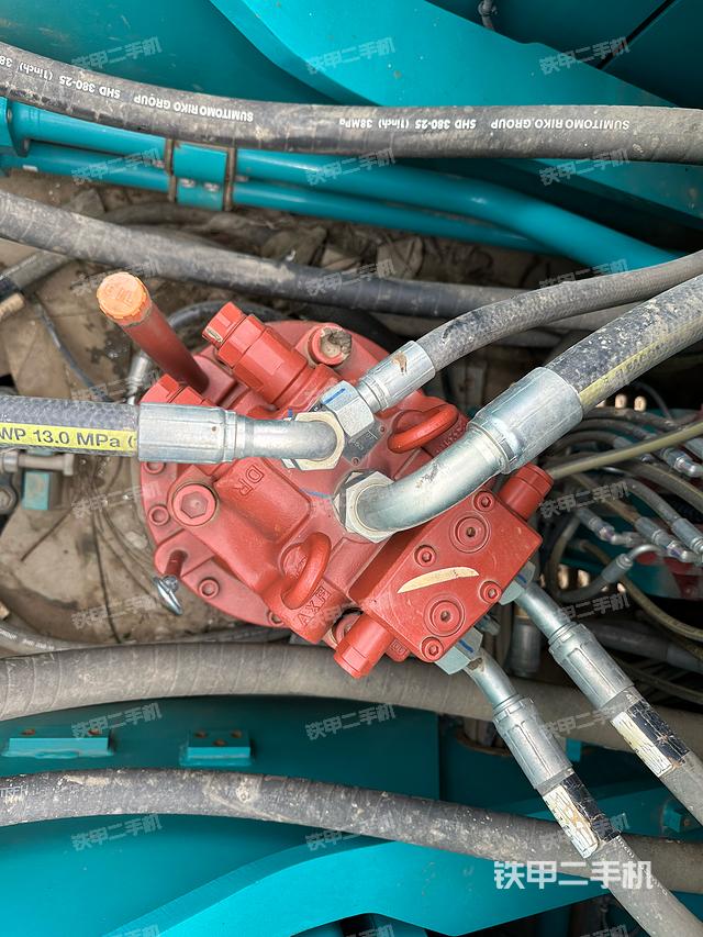 回转马达和主控阀（整机外观）