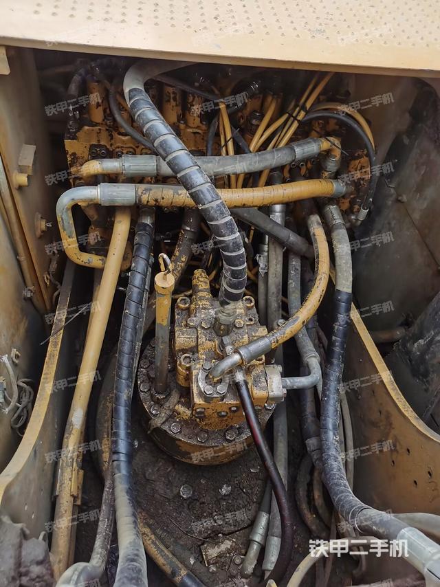 回转马达和主控阀（整机外观）