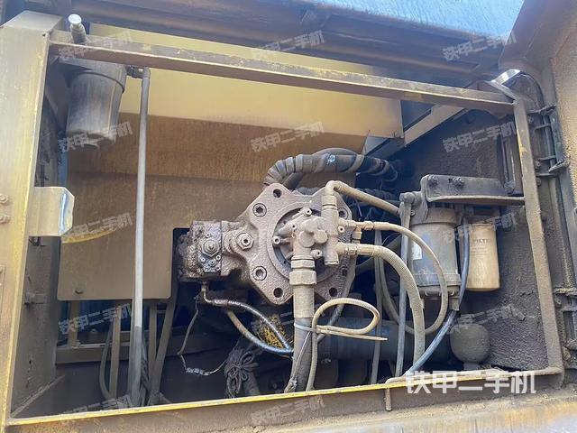 液压泵舱室正面整体（整机外观）