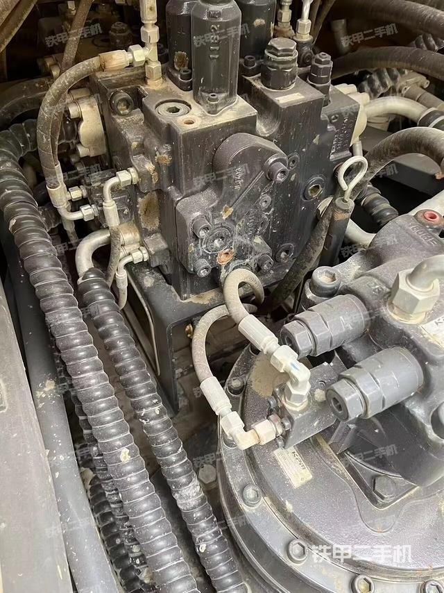 回转马达和主控阀（整机外观）