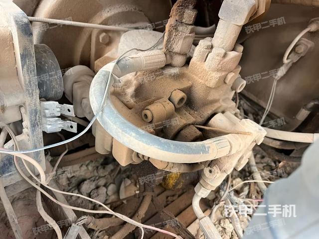 液压泵舱室正面整体（整机外观）