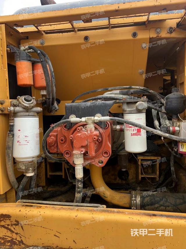 液压泵舱室正面整体（整机外观）