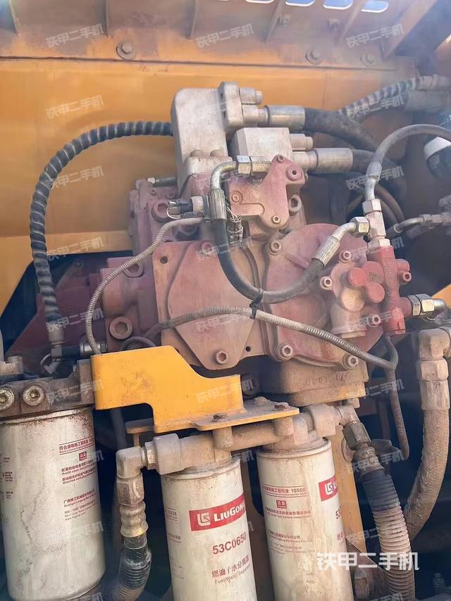 液压泵舱室正面整体（整机外观）