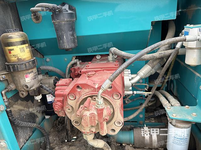 液压泵舱室正面整体（整机外观）