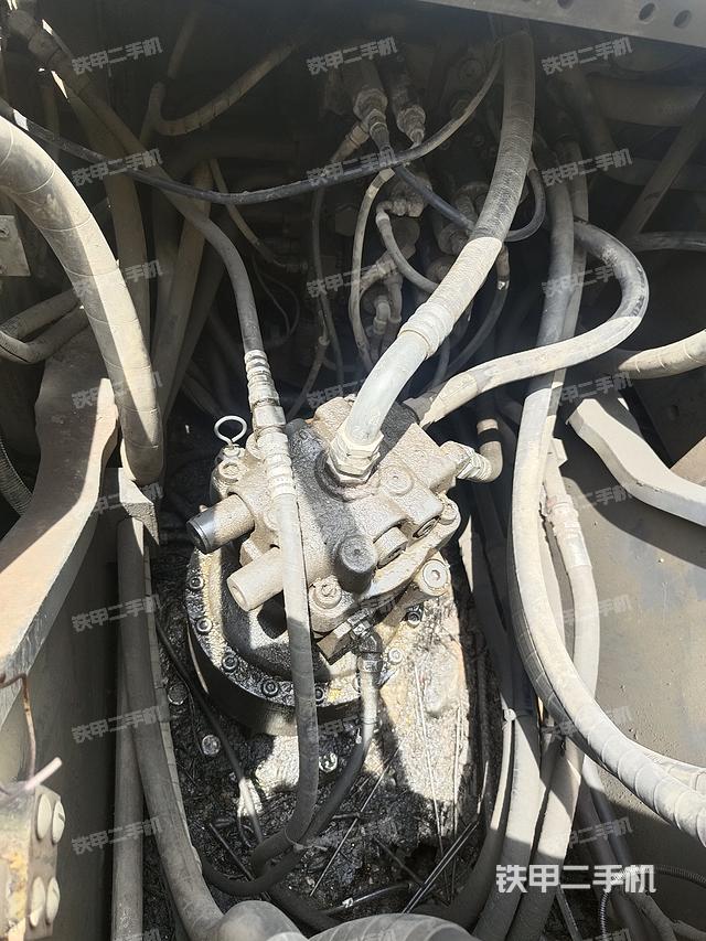 回转马达和主控阀（整机外观）