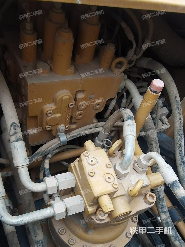 回转马达和主控阀（整机外观）