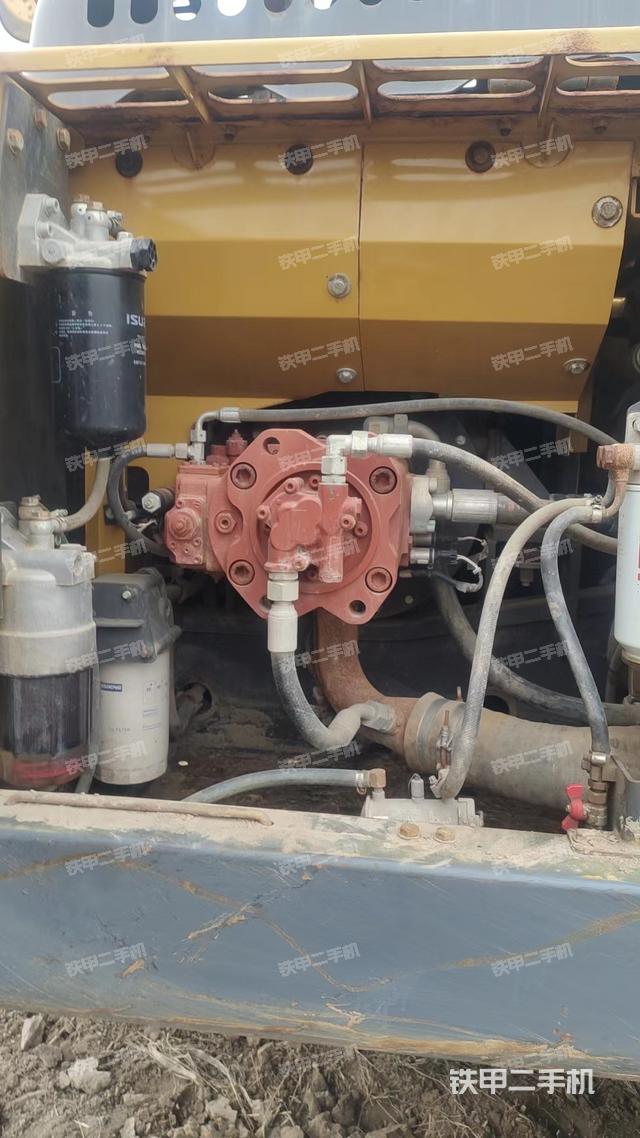 液压泵舱室正面整体（整机外观）