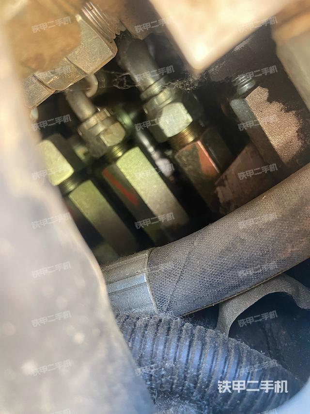 液压泵舱室正面整体（整机外观）