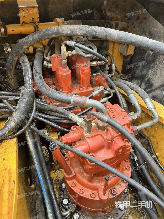 回转马达和主控阀（整机外观）