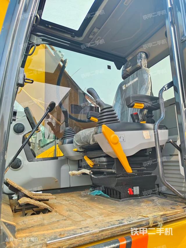 驾驶室整体（整机外观）