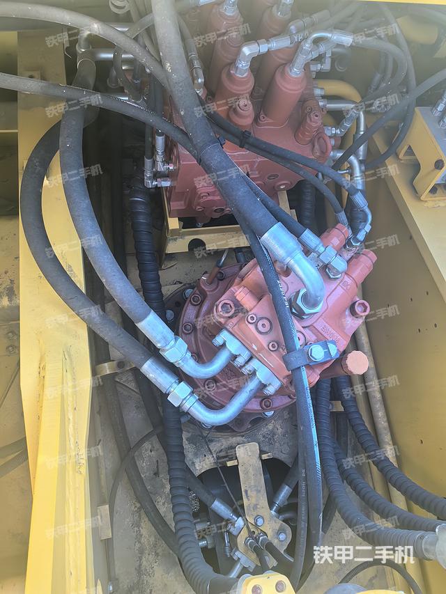 回转马达和主控阀（整机外观）