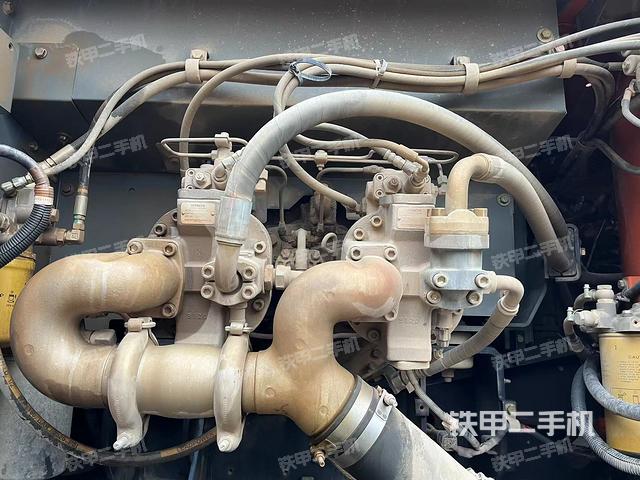 液压泵舱室正面整体（整机外观）