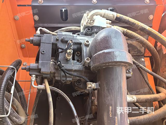 液压泵舱室正面整体（整机外观）