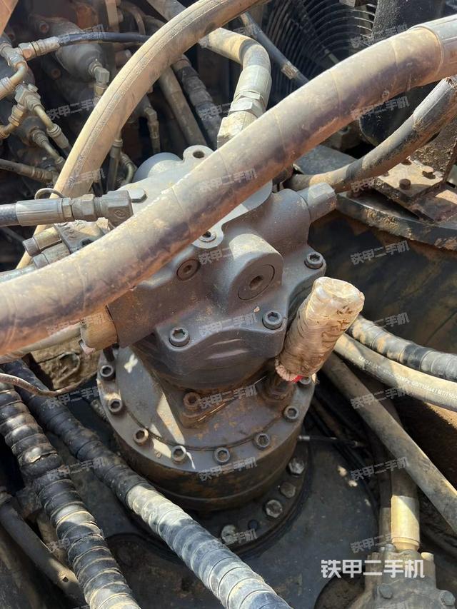 回转马达和主控阀（整机外观）