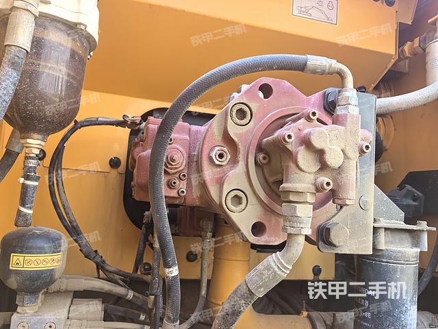 液压泵舱室正面整体（整机外观）