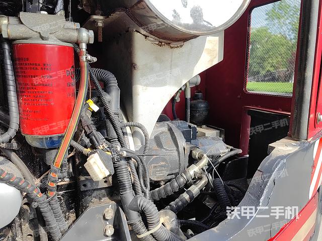 液压泵舱室正面整体（整机外观）