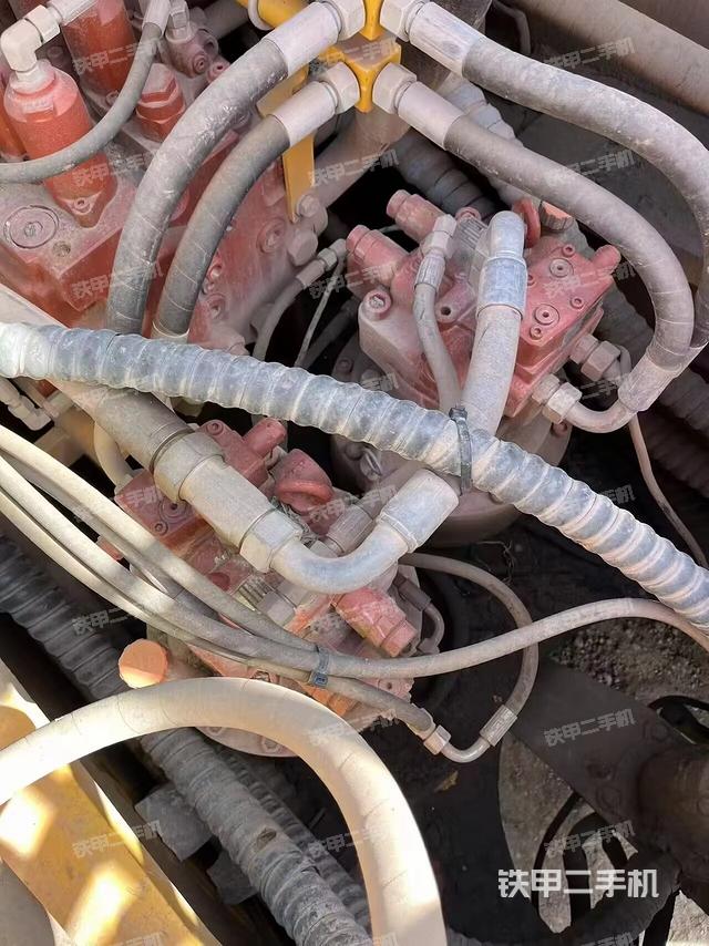 回转马达和主控阀（整机外观）