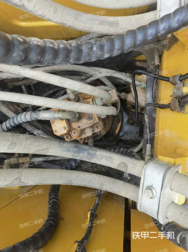 回转马达和主控阀（整机外观）