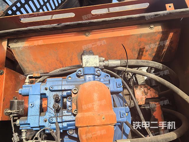 液压泵舱室正面整体（整机外观）