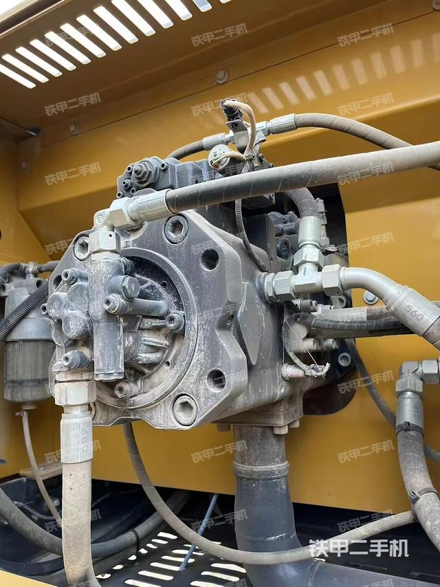 液压泵舱室正面整体（整机外观）