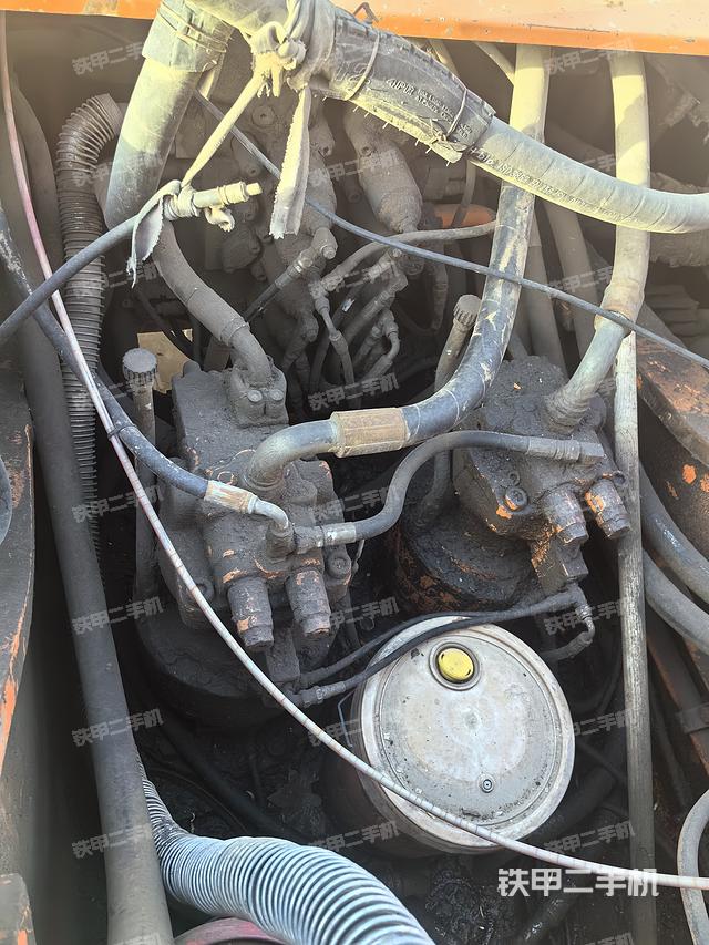 回转马达和主控阀（整机外观）