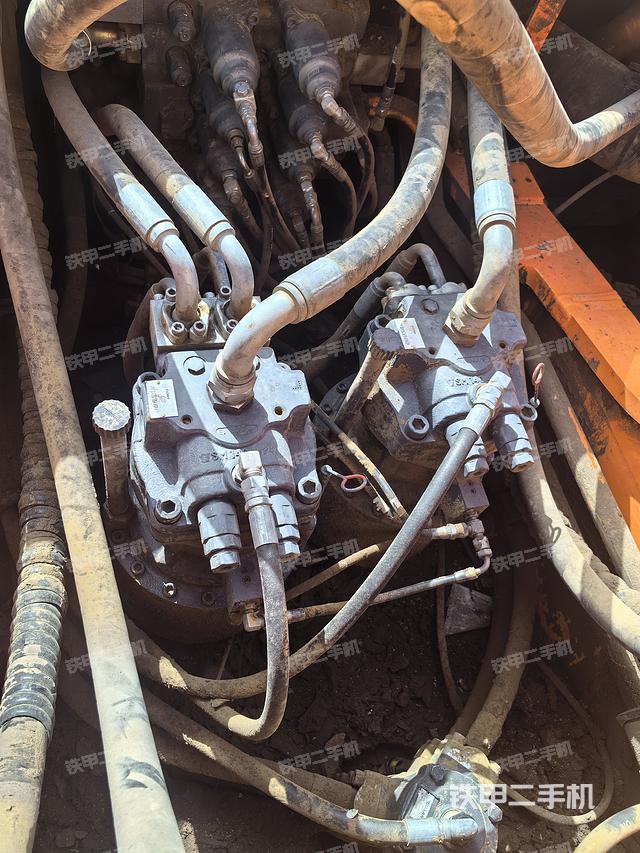 回转马达和主控阀（整机外观）