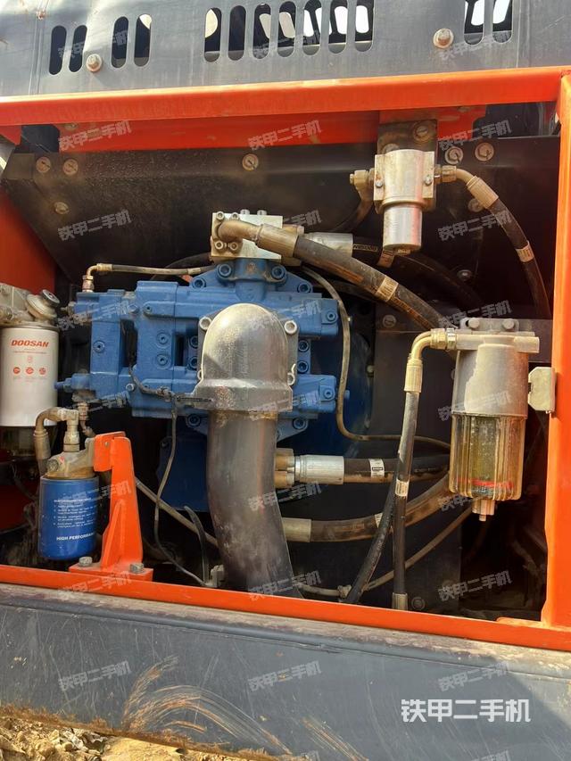 液压泵舱室正面整体（整机外观）