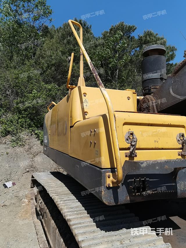 液压泵舱室正面整体（整机外观）