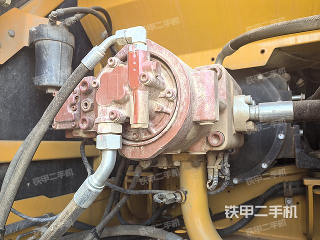 液压泵舱室正面整体（整机外观）