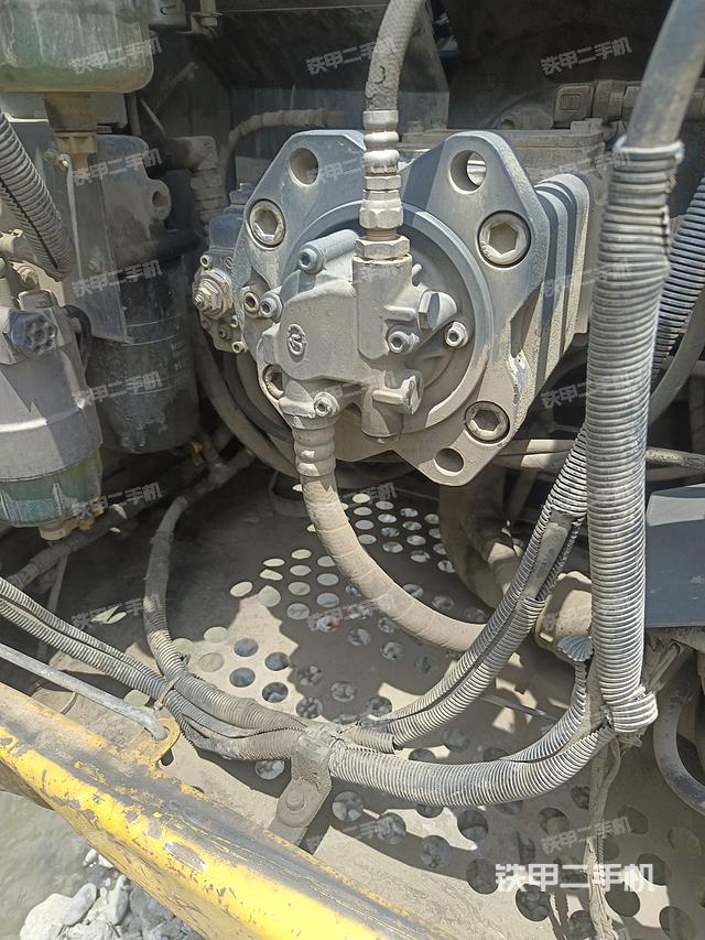 液压泵舱室正面整体（整机外观）