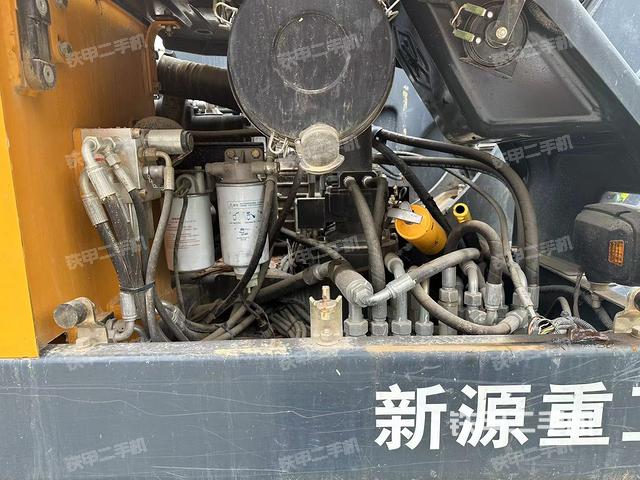 液压泵舱室正面整体（整机外观）
