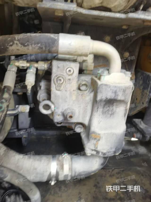 液压泵舱室正面整体（整机外观）