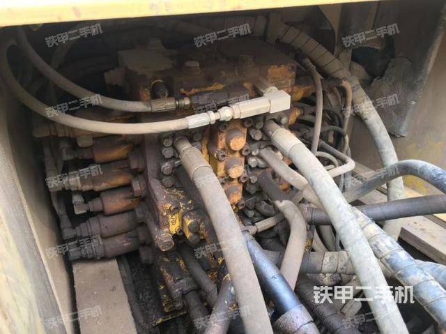 回转马达和主控阀（整机外观）