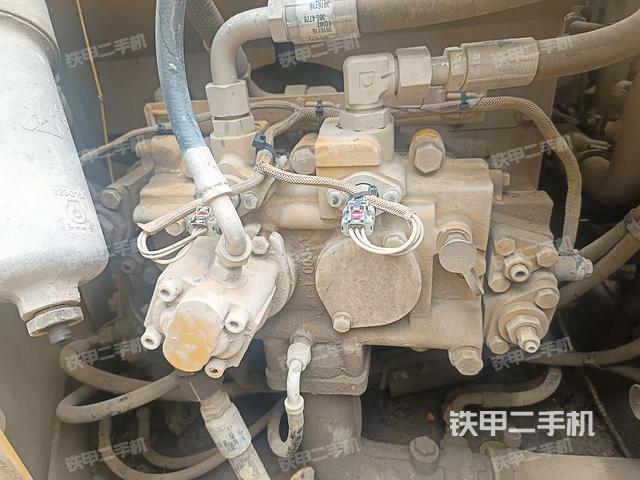 液压泵舱室正面整体（整机外观）