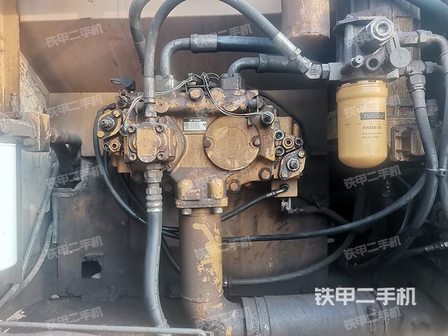 液压泵舱室正面整体（整机外观）