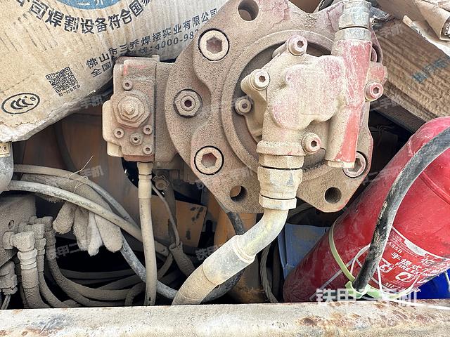 液压泵舱室正面整体（整机外观）