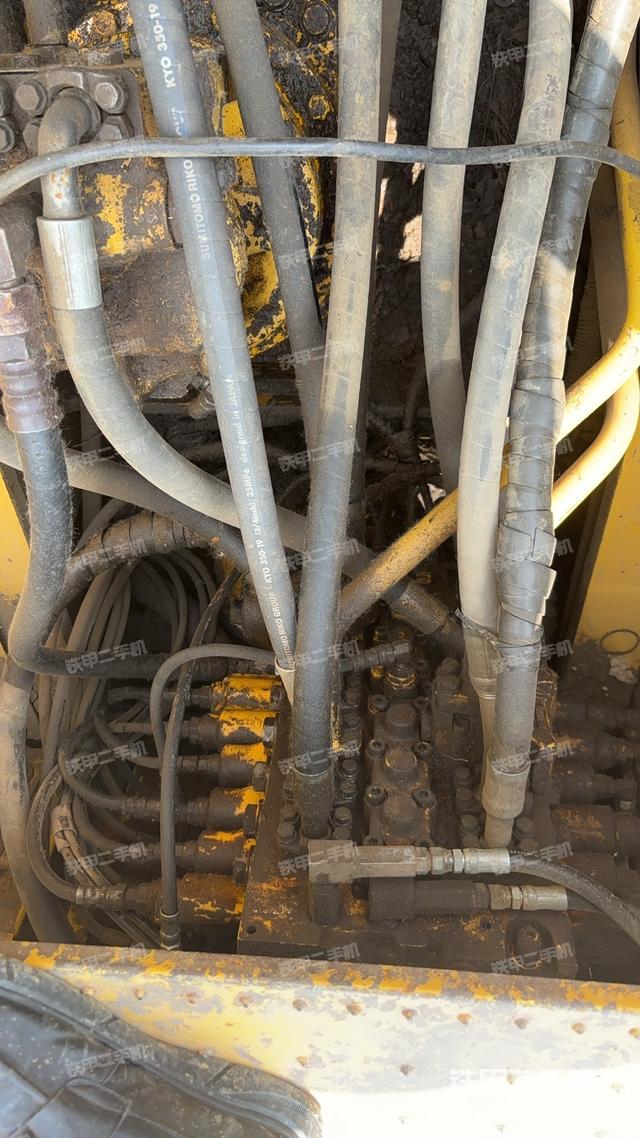 回转马达和主控阀（整机外观）