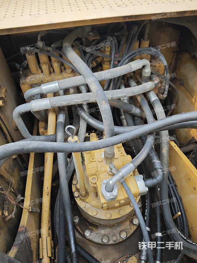 回转马达和主控阀（整机外观）