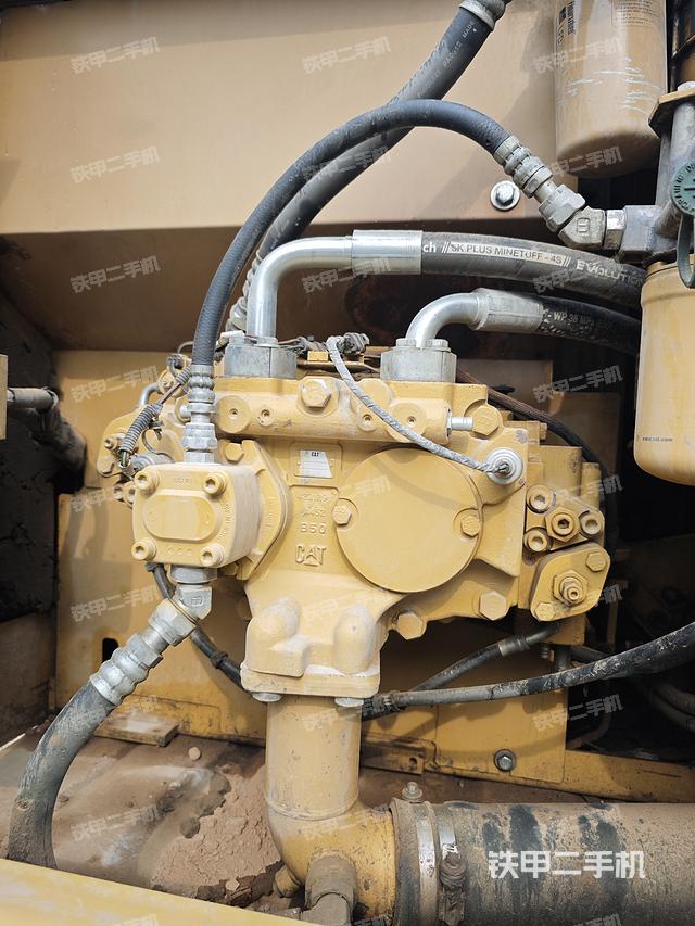 液压泵舱室正面整体（整机外观）