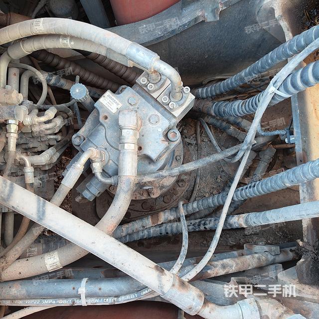 液压泵舱室正面整体（整机外观）