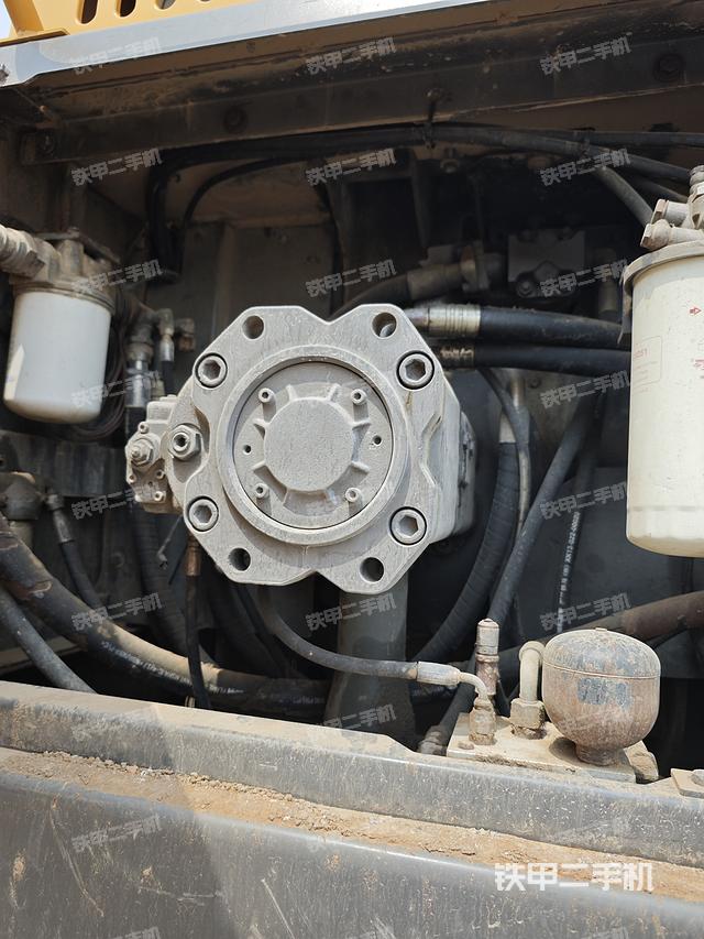 液压泵舱室正面整体（整机外观）