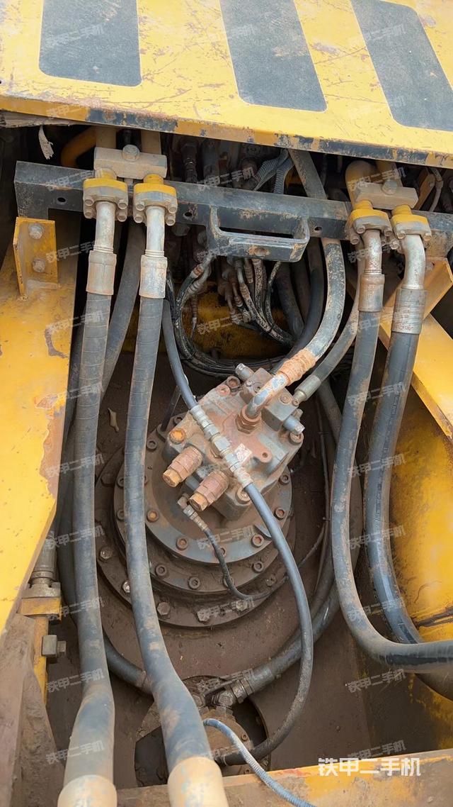 回转马达和主控阀（整机外观）