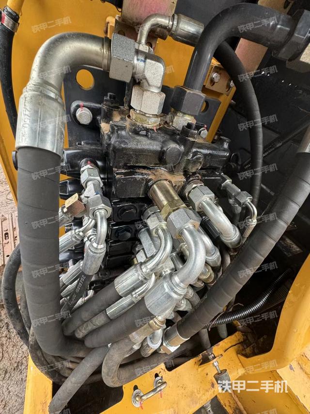 回转马达和主控阀（整机外观）