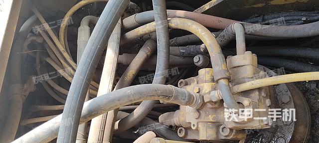 回转马达和主控阀（整机外观）