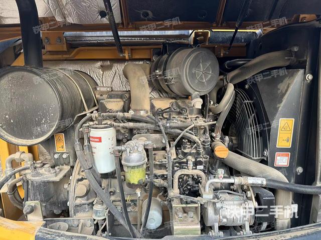 液压泵舱室正面整体（整机外观）