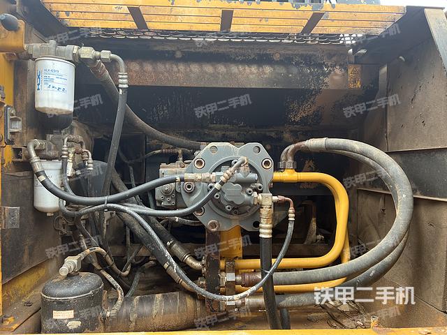 液压泵舱室正面整体（整机外观）