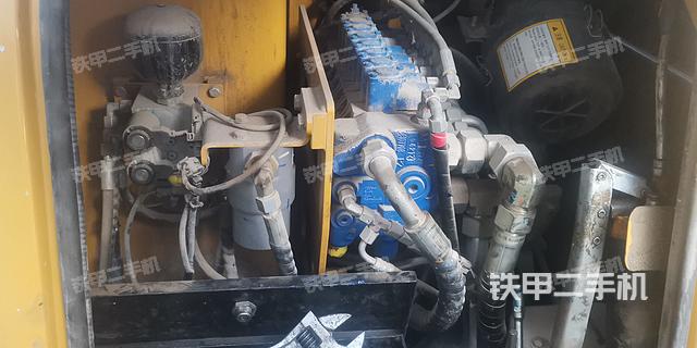 回转马达和主控阀（整机外观）